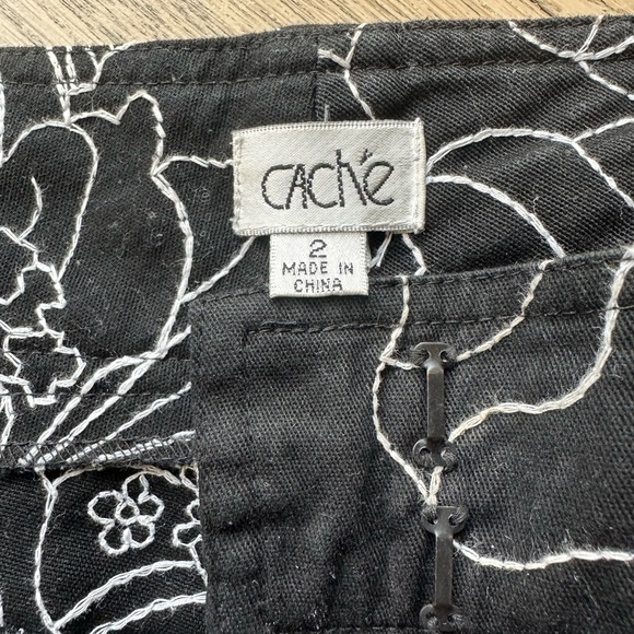CACHE | Bermuda Embroidered White Lotus, Black and White | Size 2 - Picture 2 of 5